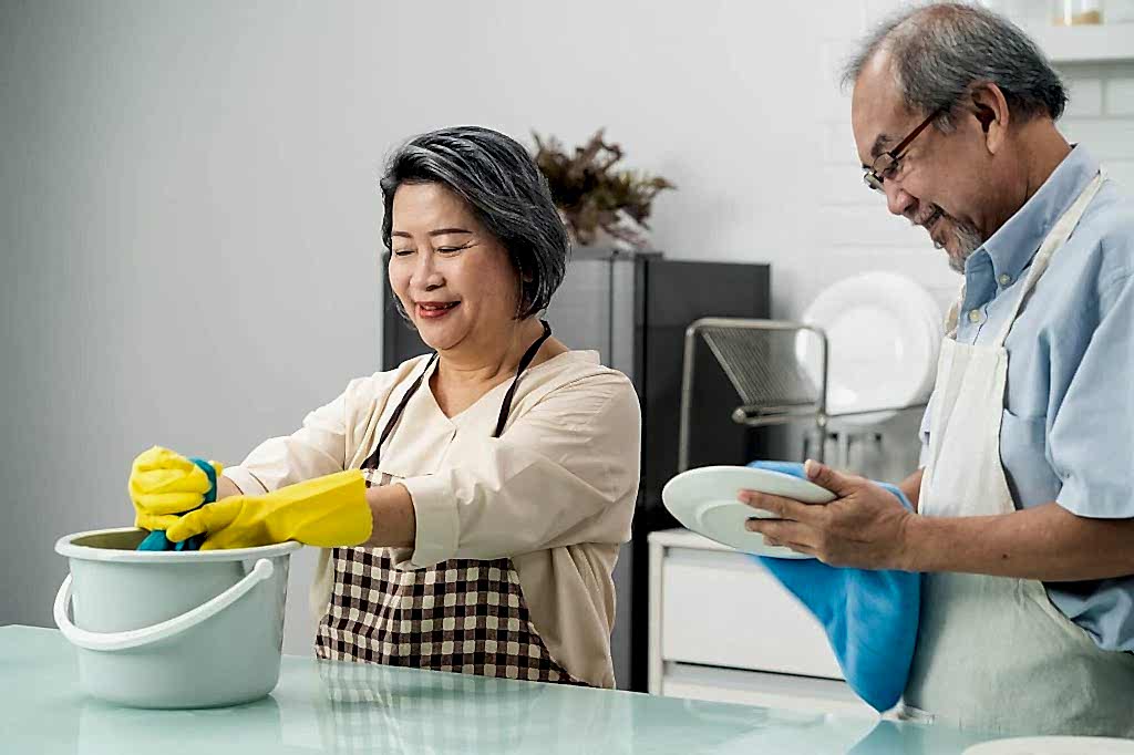 Anasayfa 3 asian young aged housewife twisting wet rag to clean the kitchen counter