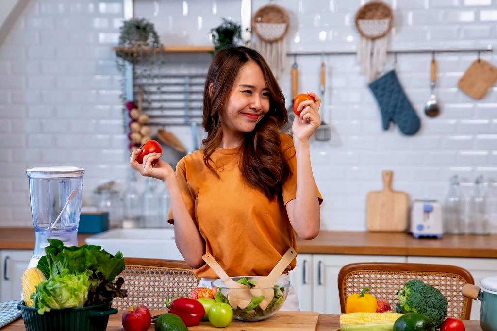 Anasayfa 1 beautiful young woman happy portrait cooking fresh organic clean food fruit at home modern kitchen 2