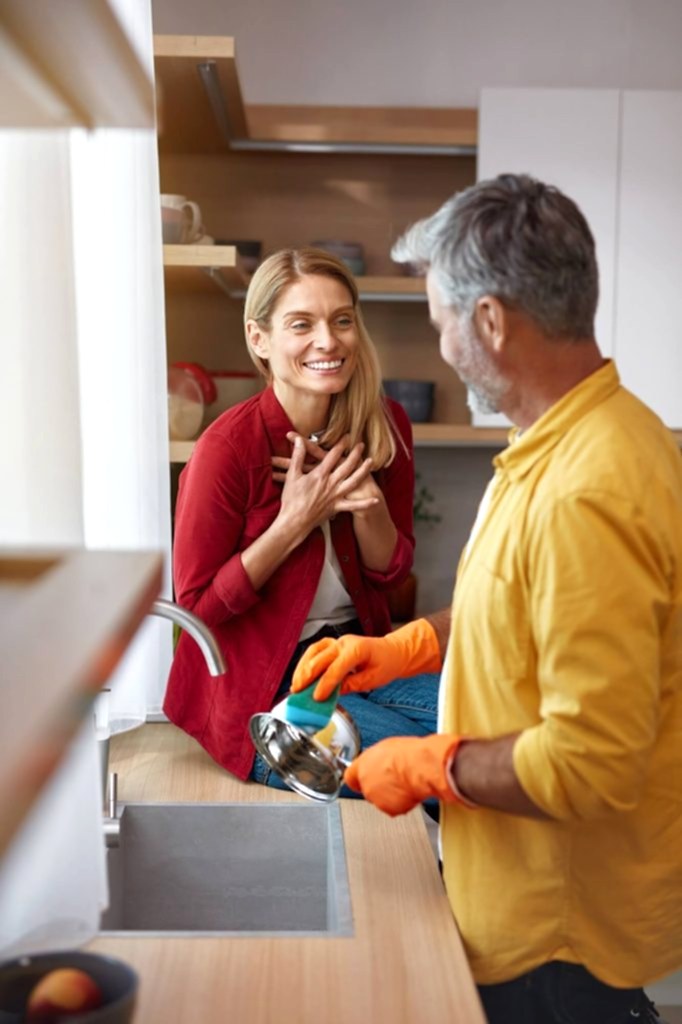Anasayfa 2 senior couple cleaning dishes at kitchen vertical shot of man washing dishes